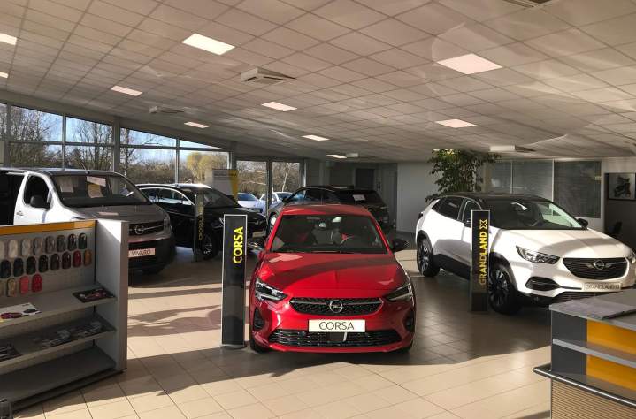 Large choix de voitures neuves et d'occasion révisées